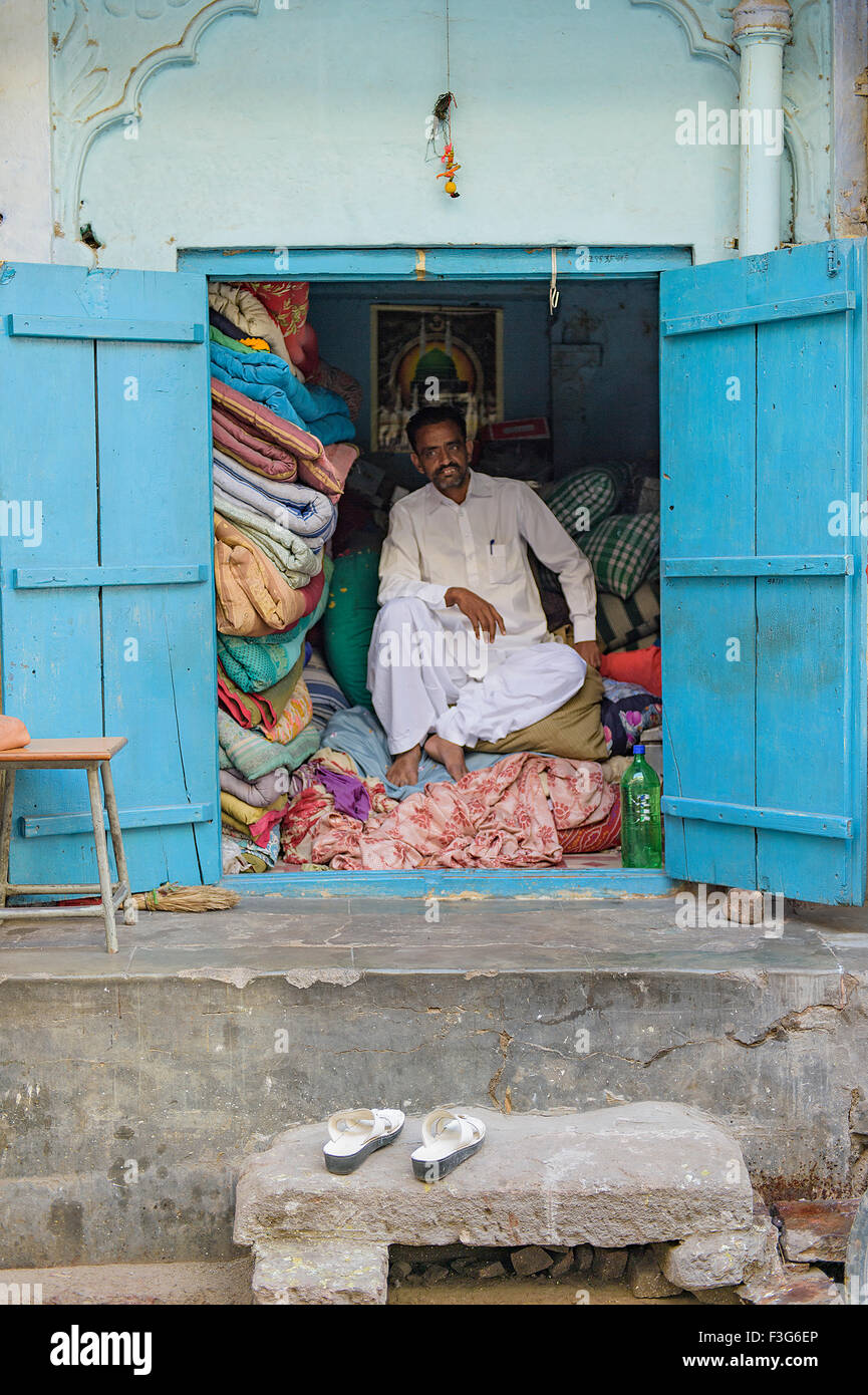 La population locale non identifié à vendre un contrat cadre dans la rue de Jodhpur, Banque D'Images