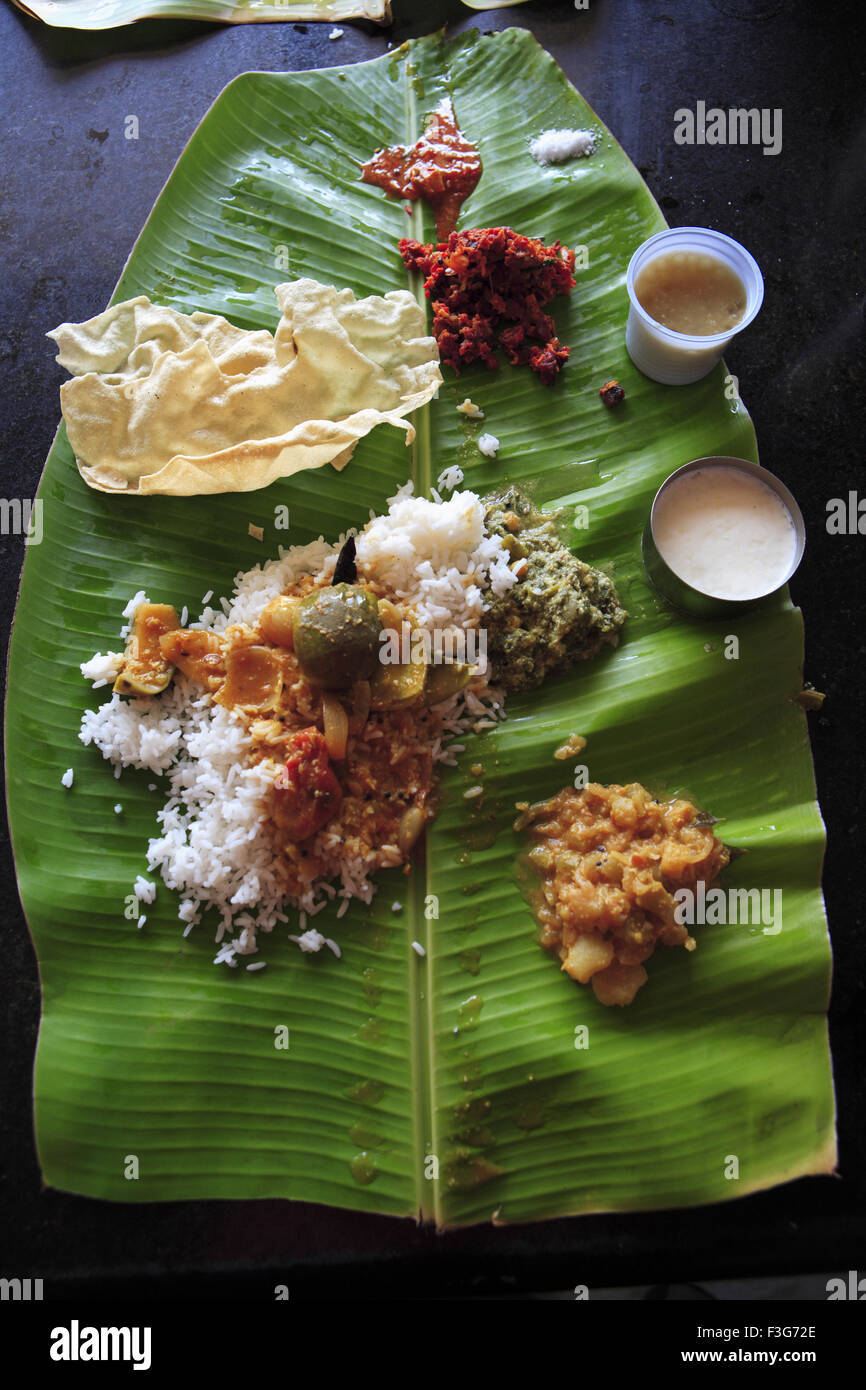 Repas indien du sud sur des feuilles de banane ; Shivgangai ; Tamil Nadu Inde ; Banque D'Images