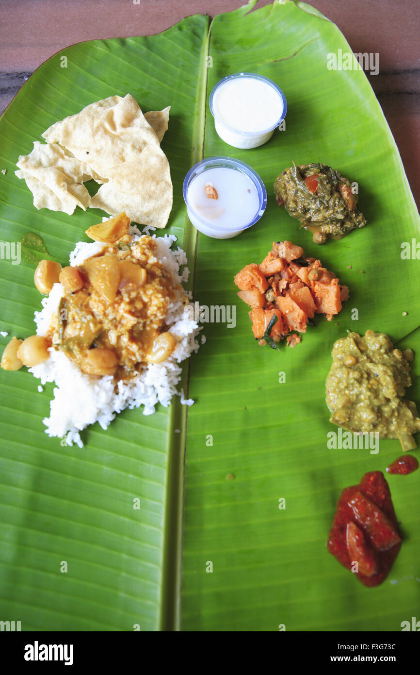 Repas indien du sud sur des feuilles de banane ; Kanchipuram District Tamil Nadu ; Inde ; Banque D'Images