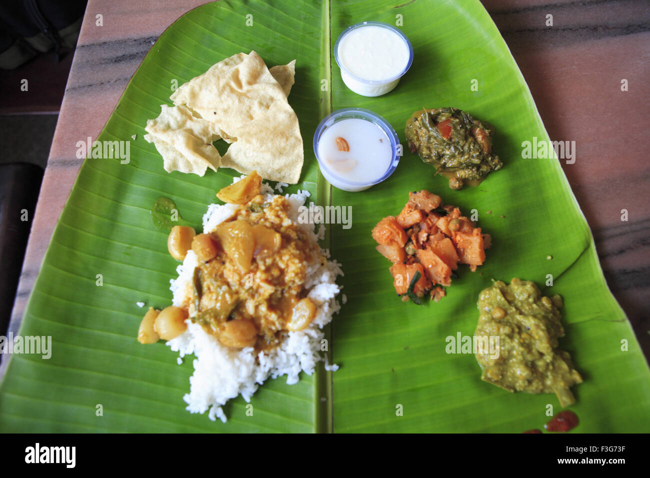 Repas indien du sud sur des feuilles de banane ; Kanchipuram District Tamil Nadu ; Inde ; Banque D'Images