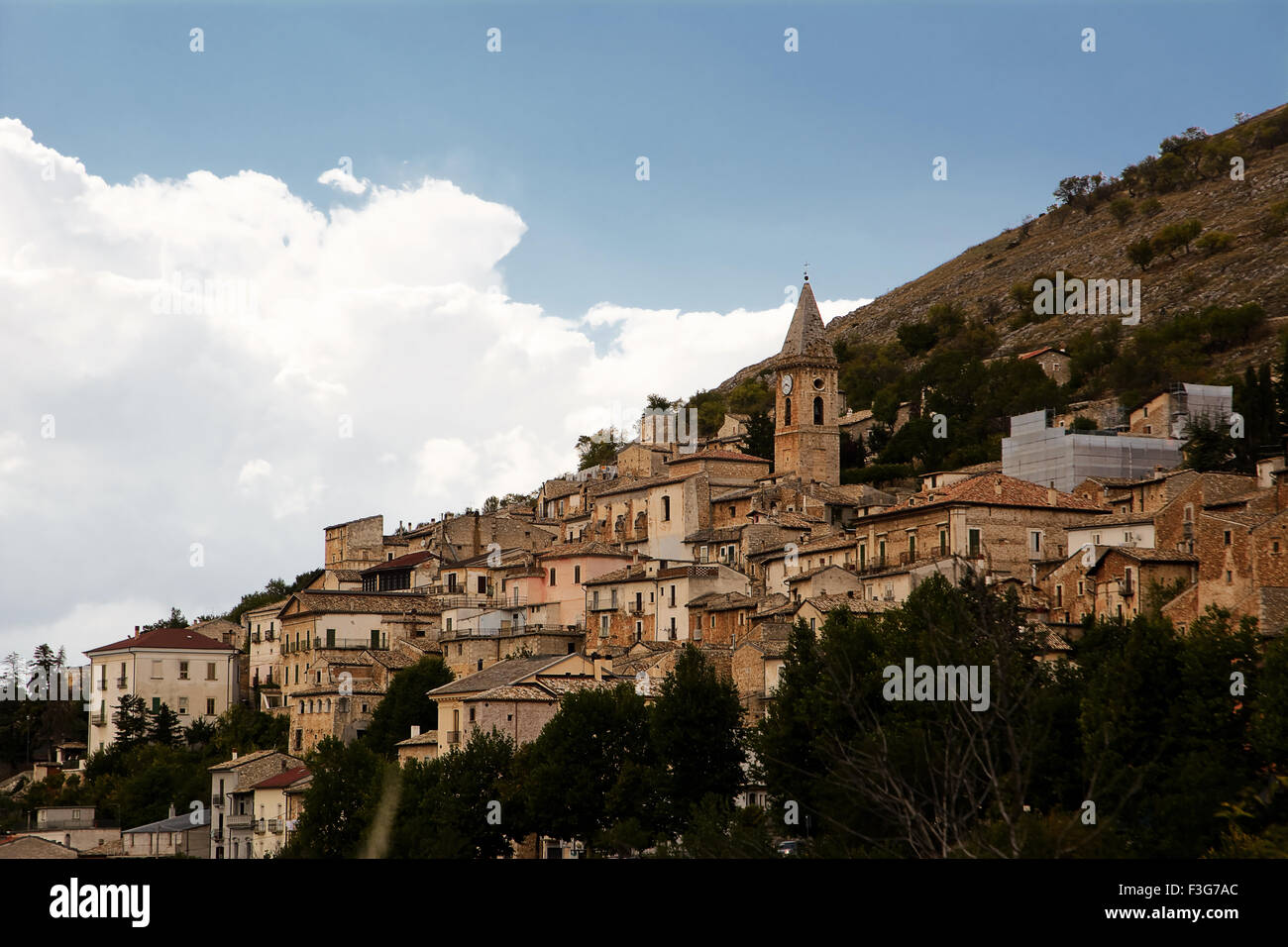 Calascio est un petit village dans les Abruzzes (Italie) Banque D'Images