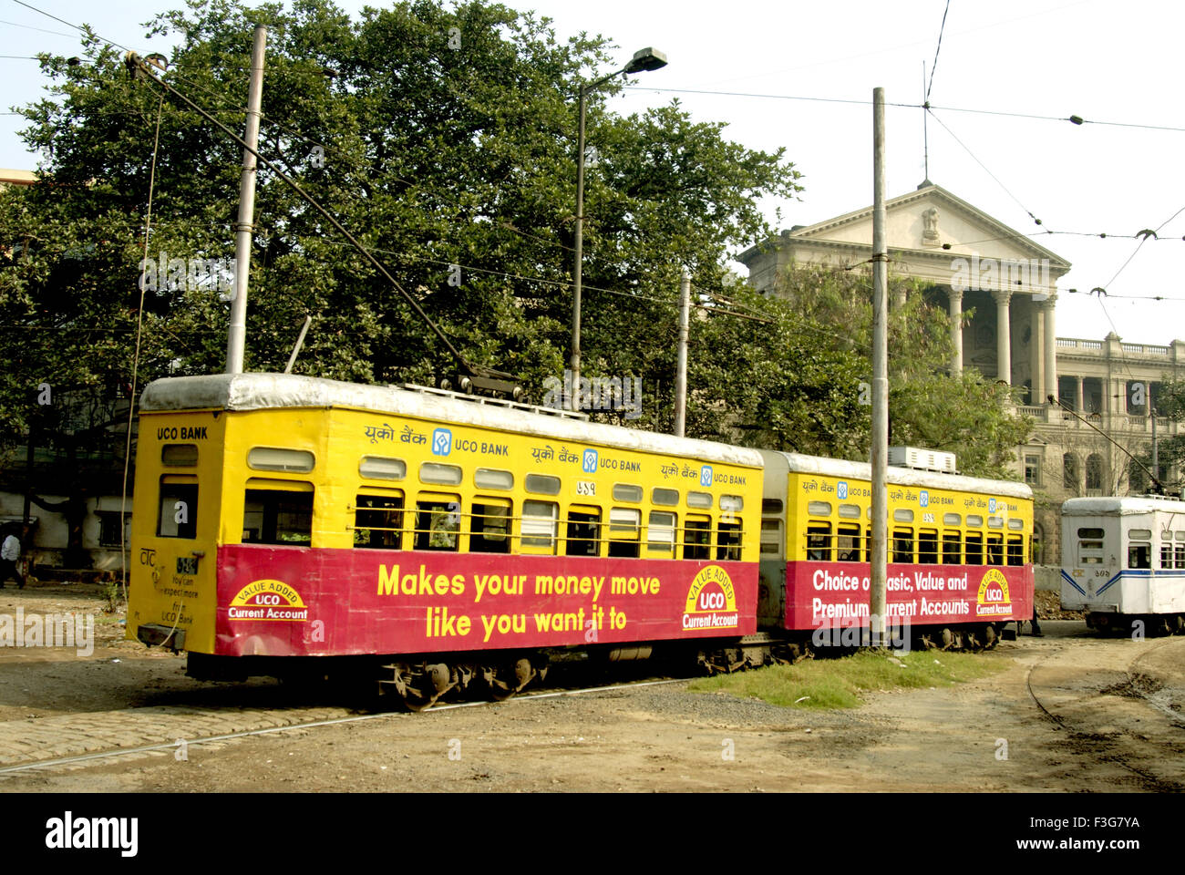 Le tramway passant dans la rue de Chowranghee ; Calcutta ; l'ouest du Bengale en Inde ; Banque D'Images