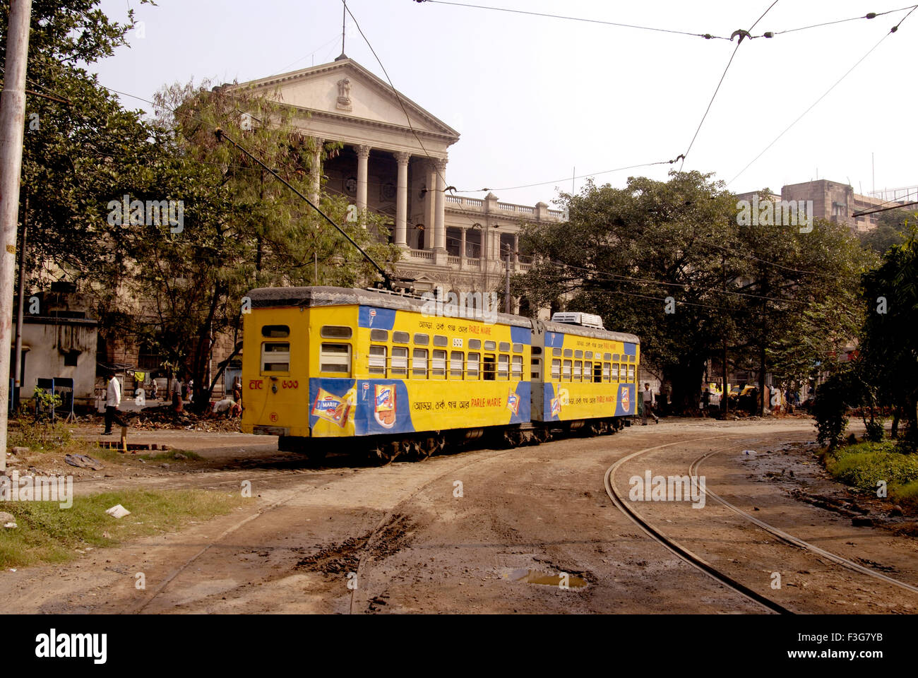 Avis de tramway à Esplanade rue passant ; Calcutta ; l'ouest du Bengale en Inde ; Banque D'Images