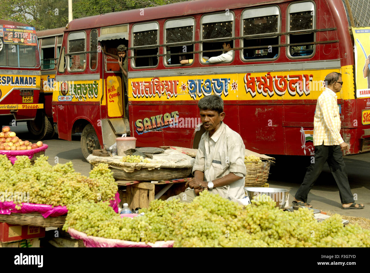 Vendeur raisins sur l'Esplanade rue ; Calcutta ; l'ouest du Bengale en Inde ; Banque D'Images
