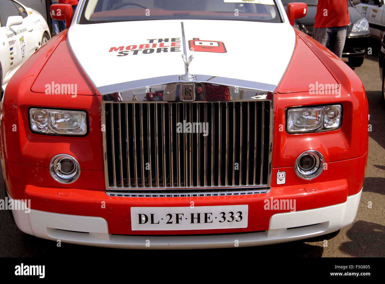 Rolls Royce Voiture de luxe couleur rouge vue de face ; Maharashtra Inde ; Banque D'Images