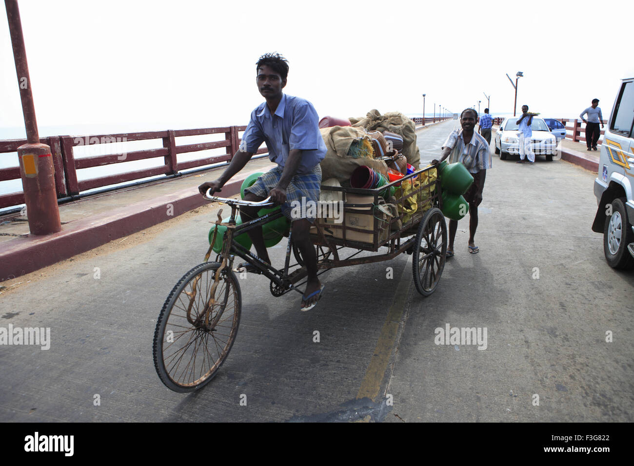 Man riding tricycle sur pont Indira Gandhi ; Rameswaram petite île dans le golfe de Mannar Tamil Nadu ; Inde ; Banque D'Images