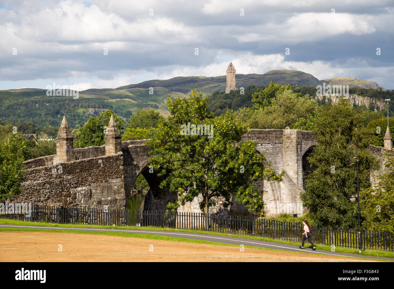 Vieux Pont de Stirling et le Monument National à Wallace sur Abbey Craig, Stirling en Ecosse Banque D'Images