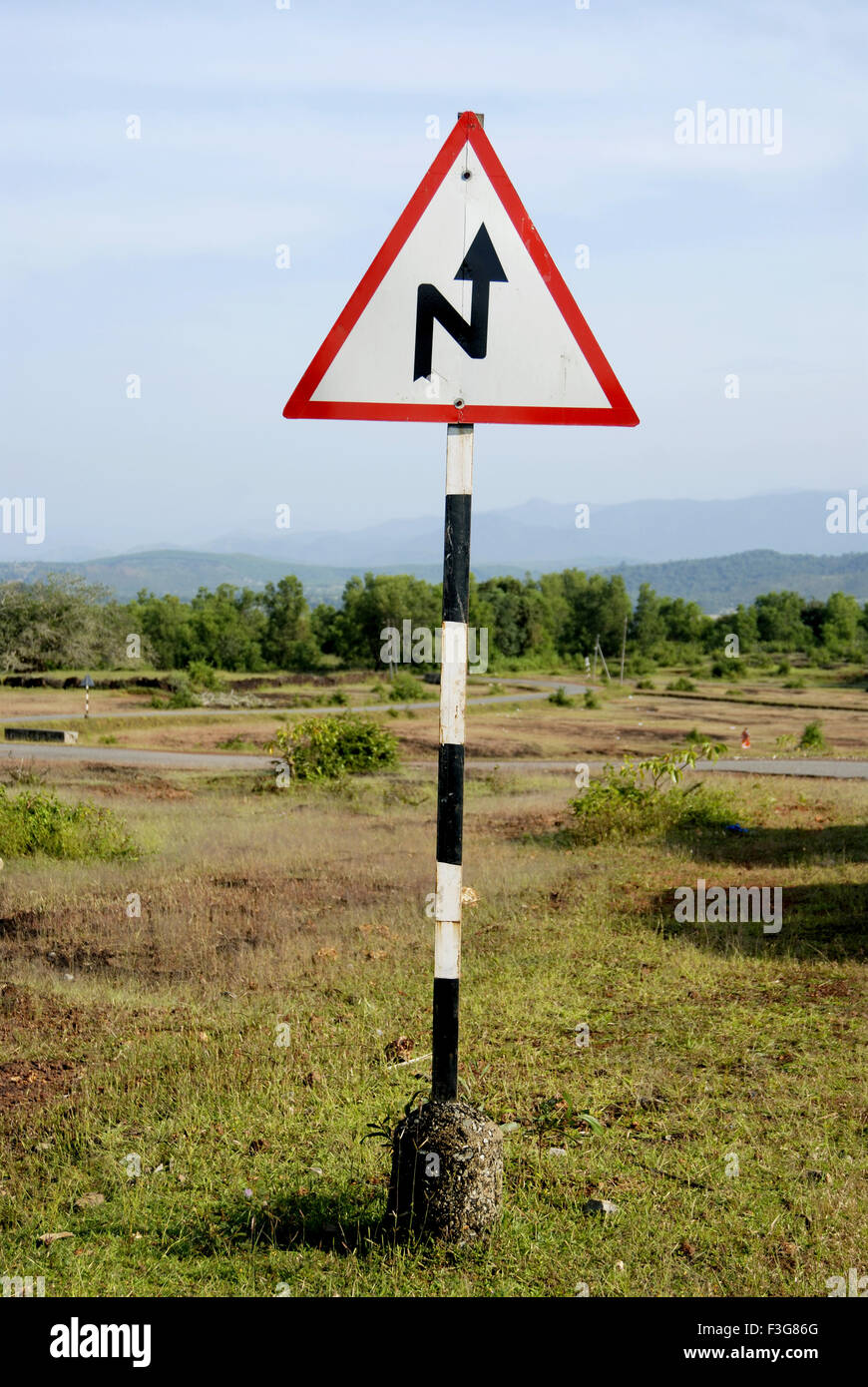 Panneau routier ; bent en épingle close up à Kumta Karnataka ; Inde ; Banque D'Images