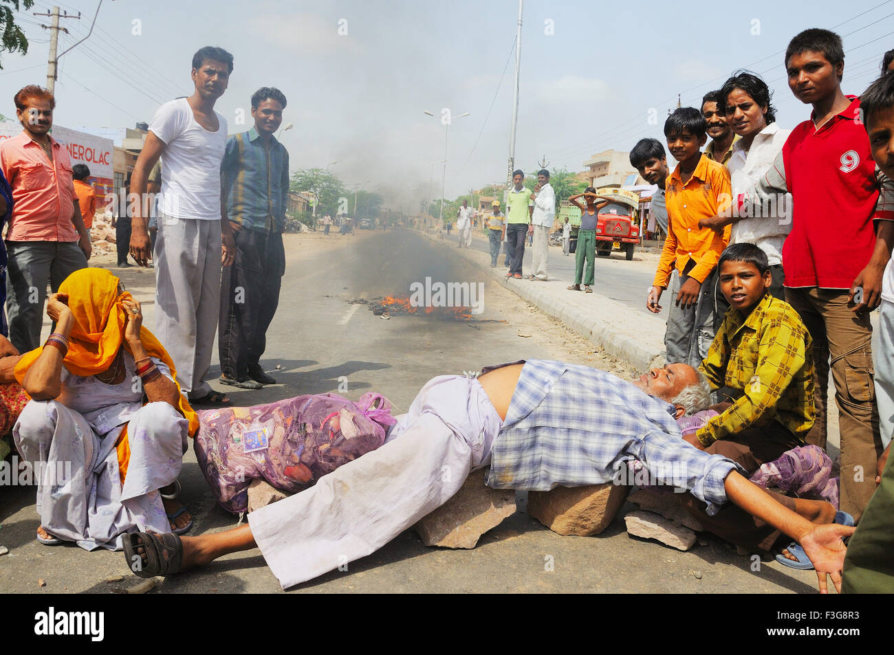 Blocage des gens de la route protestant pour l'approvisionnement en eau , Jodhpur , Rajasthan , Inde asie indien protestation Banque D'Images