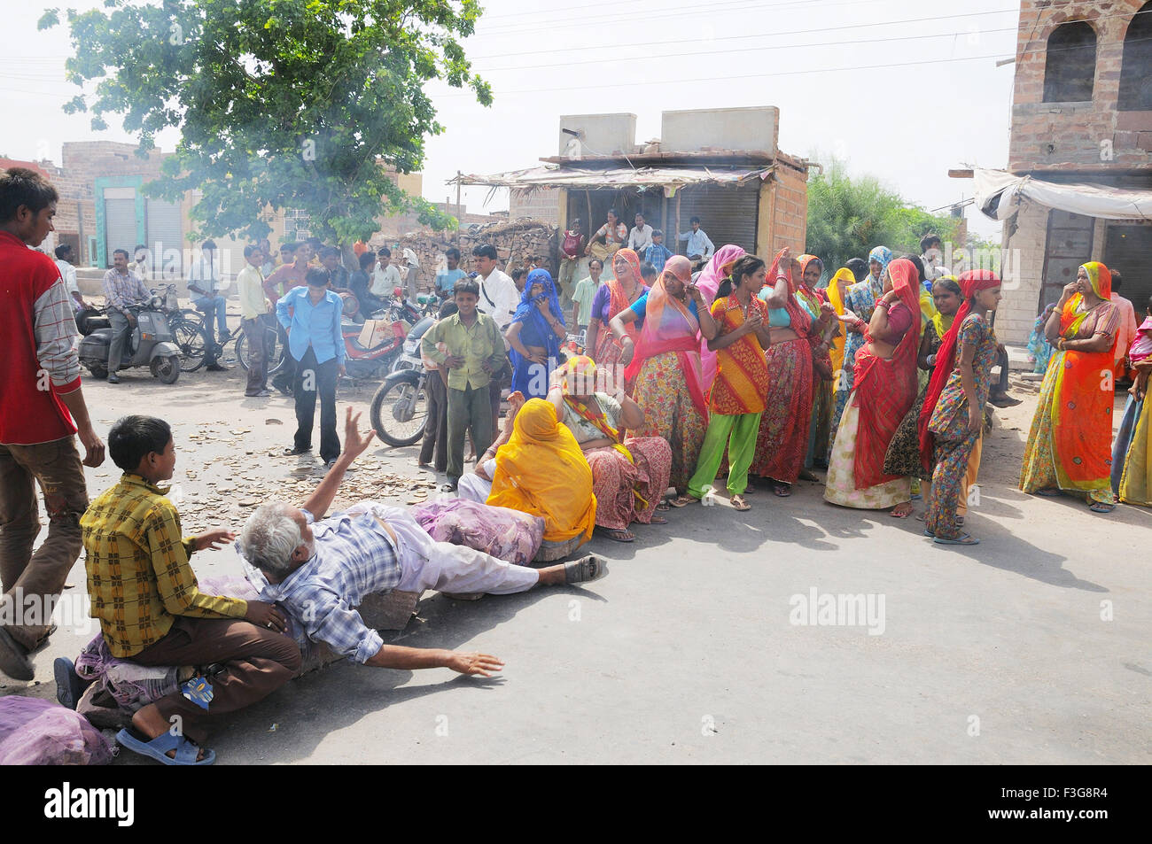 Route de blocage des manifestants qui protestaient pour l'approvisionnement en eau ; ; ; l'Inde Rajasthan Jodhpur Banque D'Images