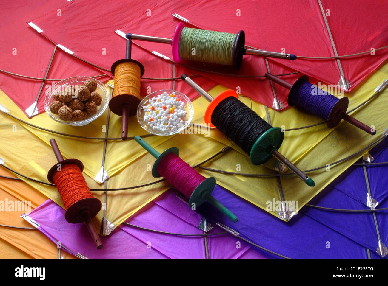 Kites ; l'un des rabatteurs manja colorés ; chikki ladoos de sésame et sugardrops pour célébrer Makara Sankranti Festival Mumbai Banque D'Images