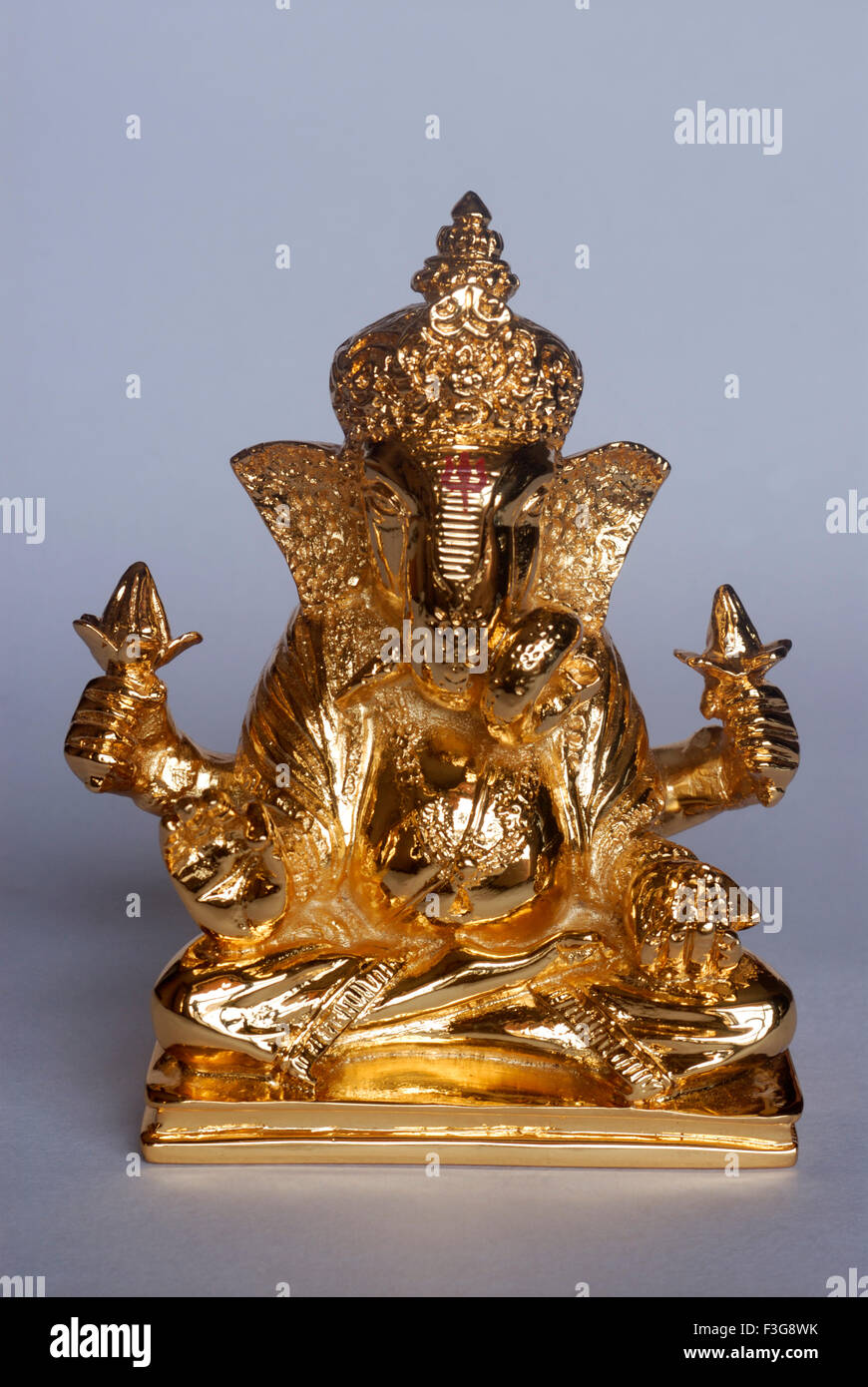 Plaqué or pur, idole de seigneur ganesha (tête d'éléphant) ; Dieu maintenant Bombay Mumbai Maharashtra ; Inde ; Banque D'Images