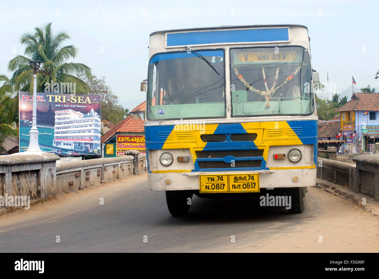 Un fort trafic sur un pont étroit river Pazhayar Maisons de village route nationale numéro 47 Suchindram village Tamil Nadu Banque D'Images