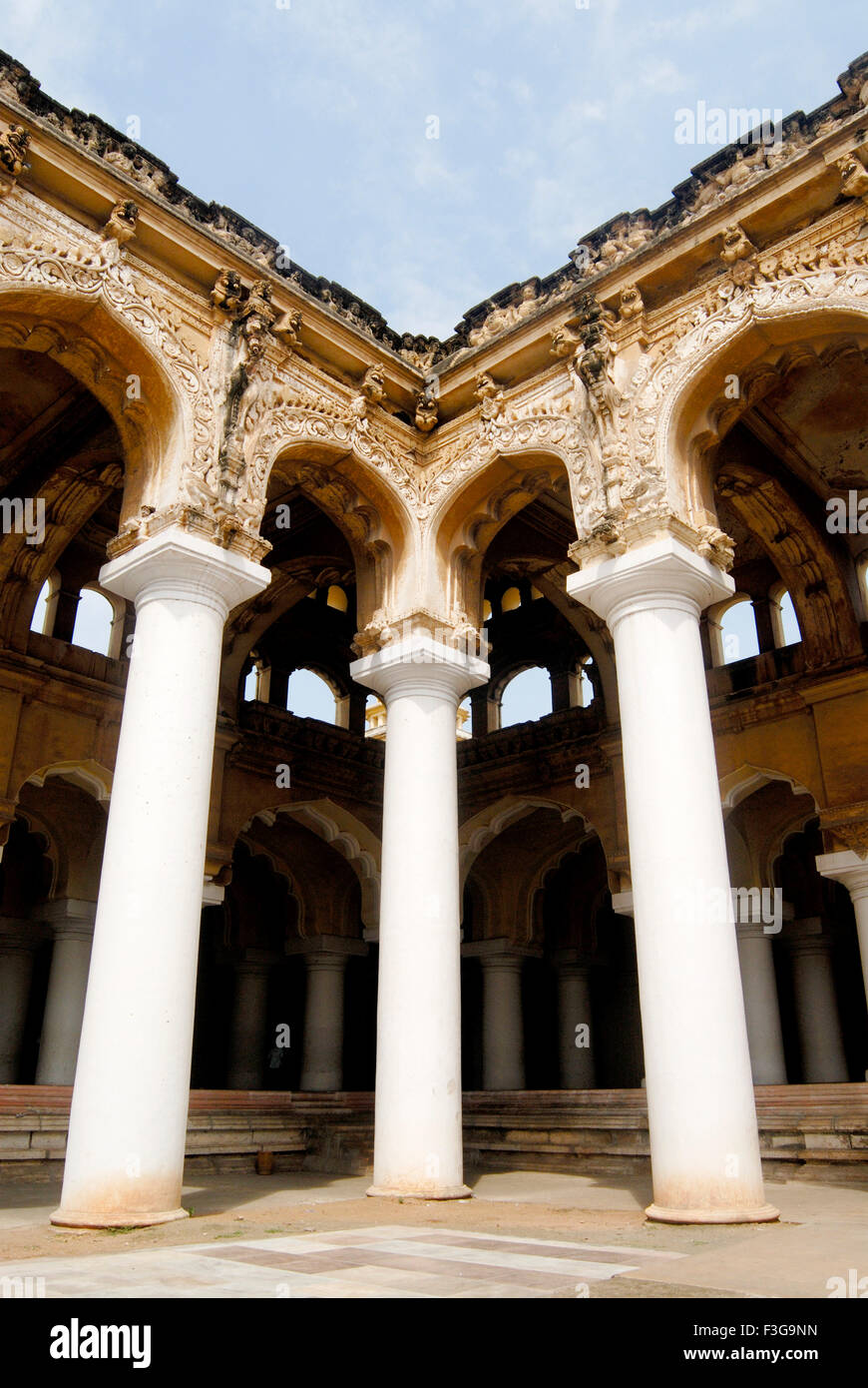 Grandes colonnes en stuc et à Palais Thirumalai Nayak style mauresques Indo à Madurai Tamil Nadu ; Banque D'Images