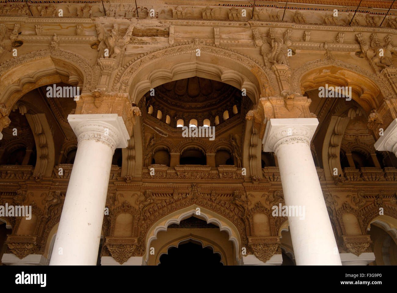 Fermer la vue d'un magnifique travail de stuc au Palais Thirumalai Nayak style mauresques Indo Madurai Tamil Nadu Banque D'Images