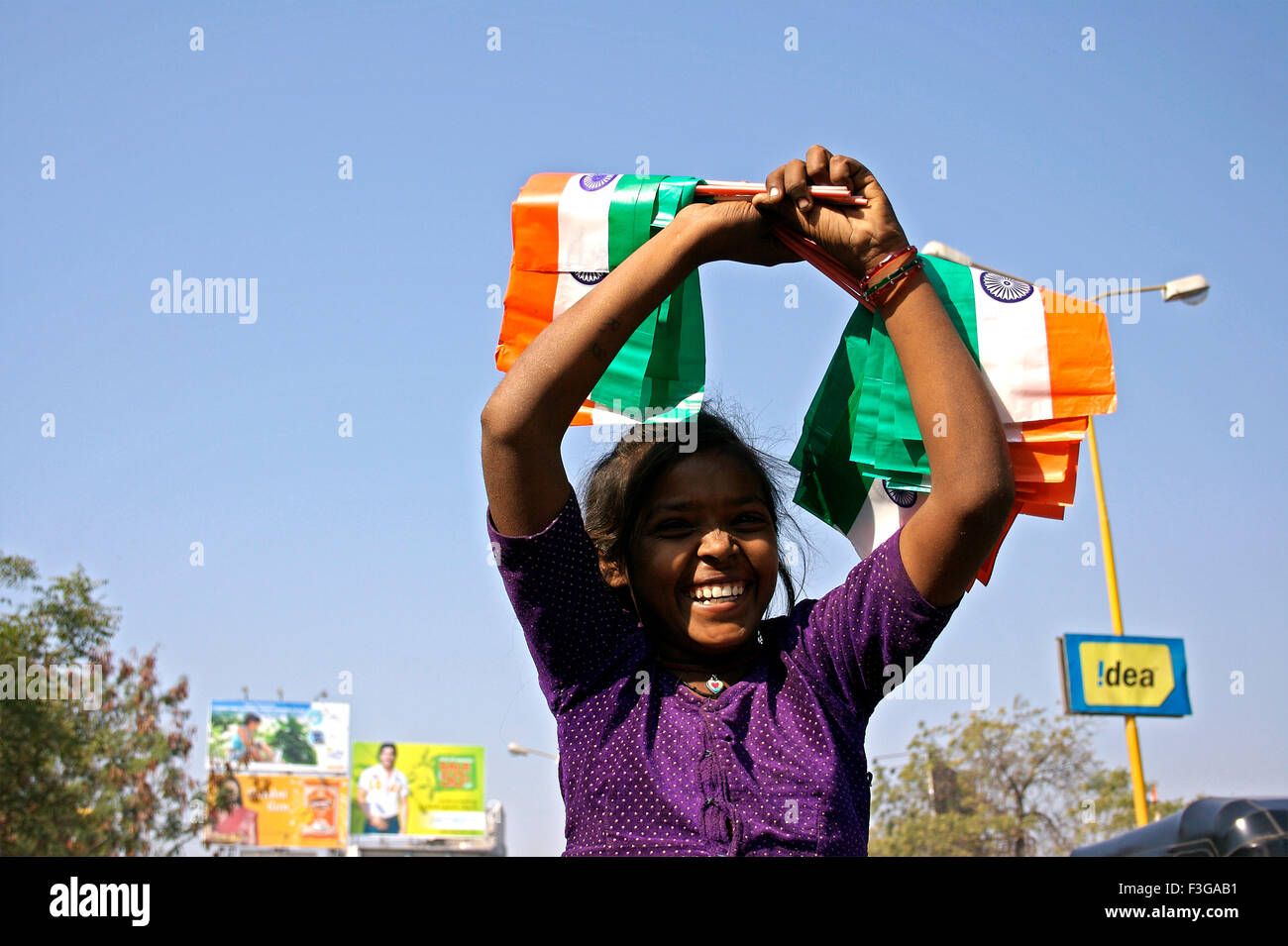 Girl smiling avec drapeau national le jour de l'indépendance Banque D'Images