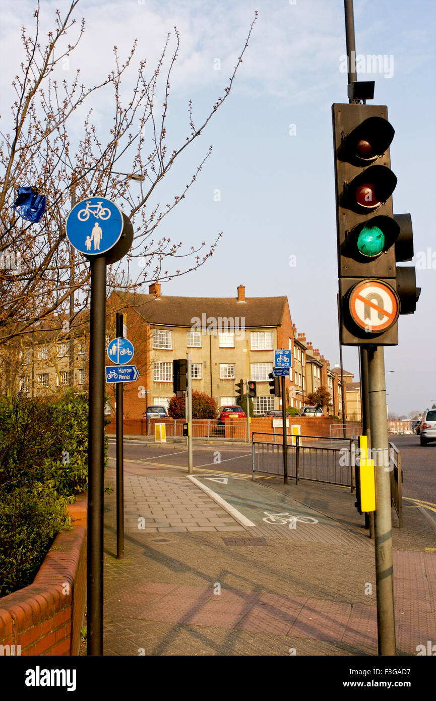 Signal de la circulation sur la route ; Londres ; Harrow Royaume-uni Royaume-Uni Angleterre Banque D'Images