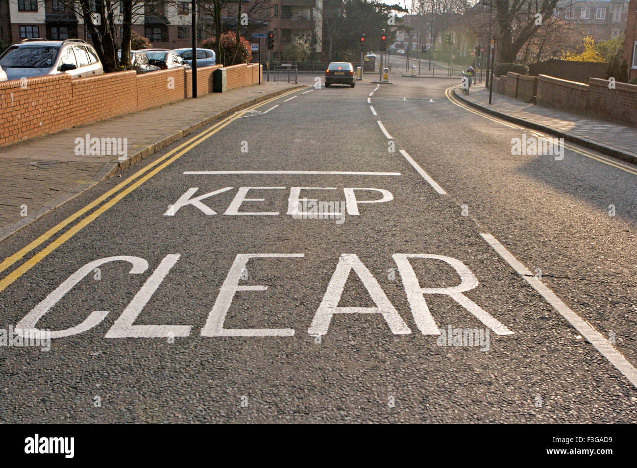 Rester à l'écart peint sur la route ; Londres ; Harrow Royaume-uni Royaume-Uni Angleterre Banque D'Images