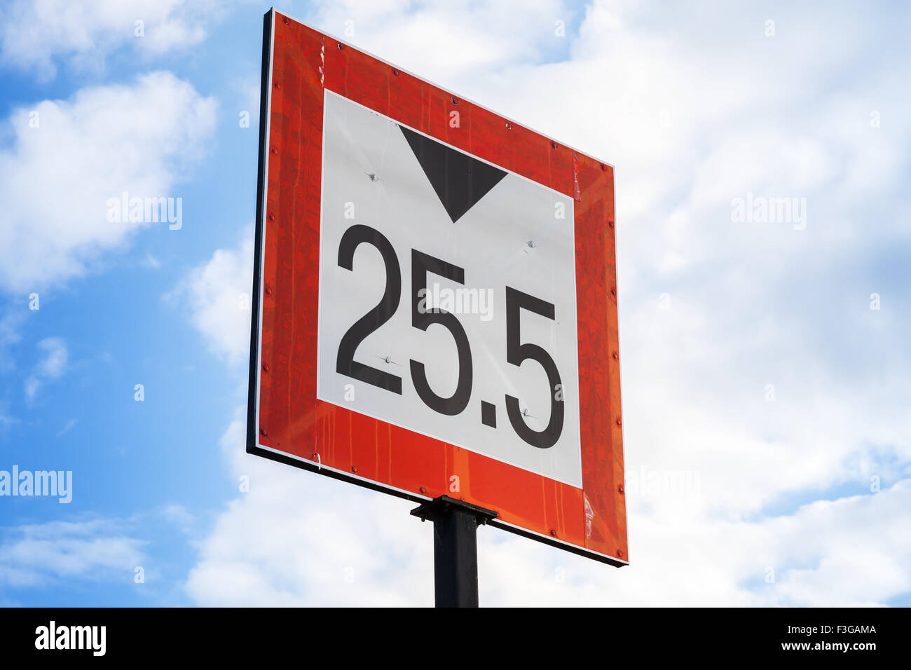 Limitation de hauteur pour signer la navigation navires passant sous le pont sur blue cloudy sky Banque D'Images