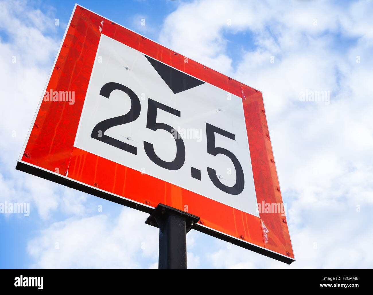 Limitation de hauteur pour signer la navigation navires passant sous le pont sur blue cloudy sky, vue en perspective Banque D'Images
