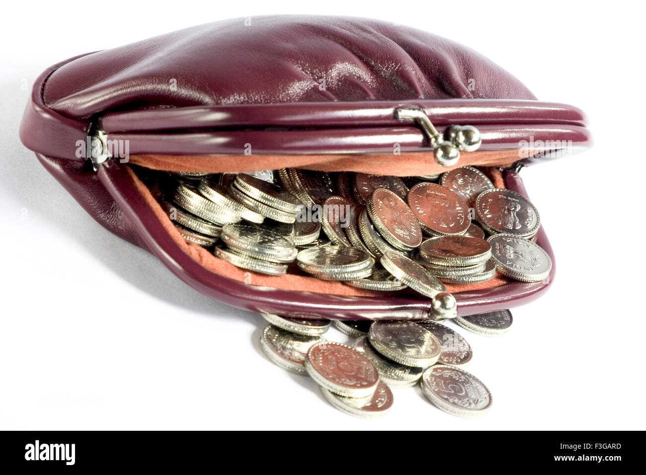 Un déverrouiller mesdames sac à main ou portefeuille exposé beaucoup de monnaie indienne 5 roupies de pièces sur fond blanc Banque D'Images
