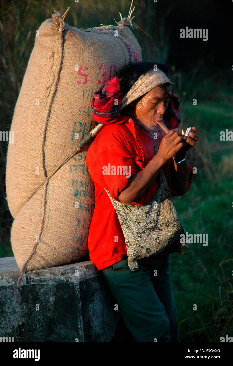Dame paysanne ; cigarette ; Nrupen ; Inde Shillong Banque D'Images