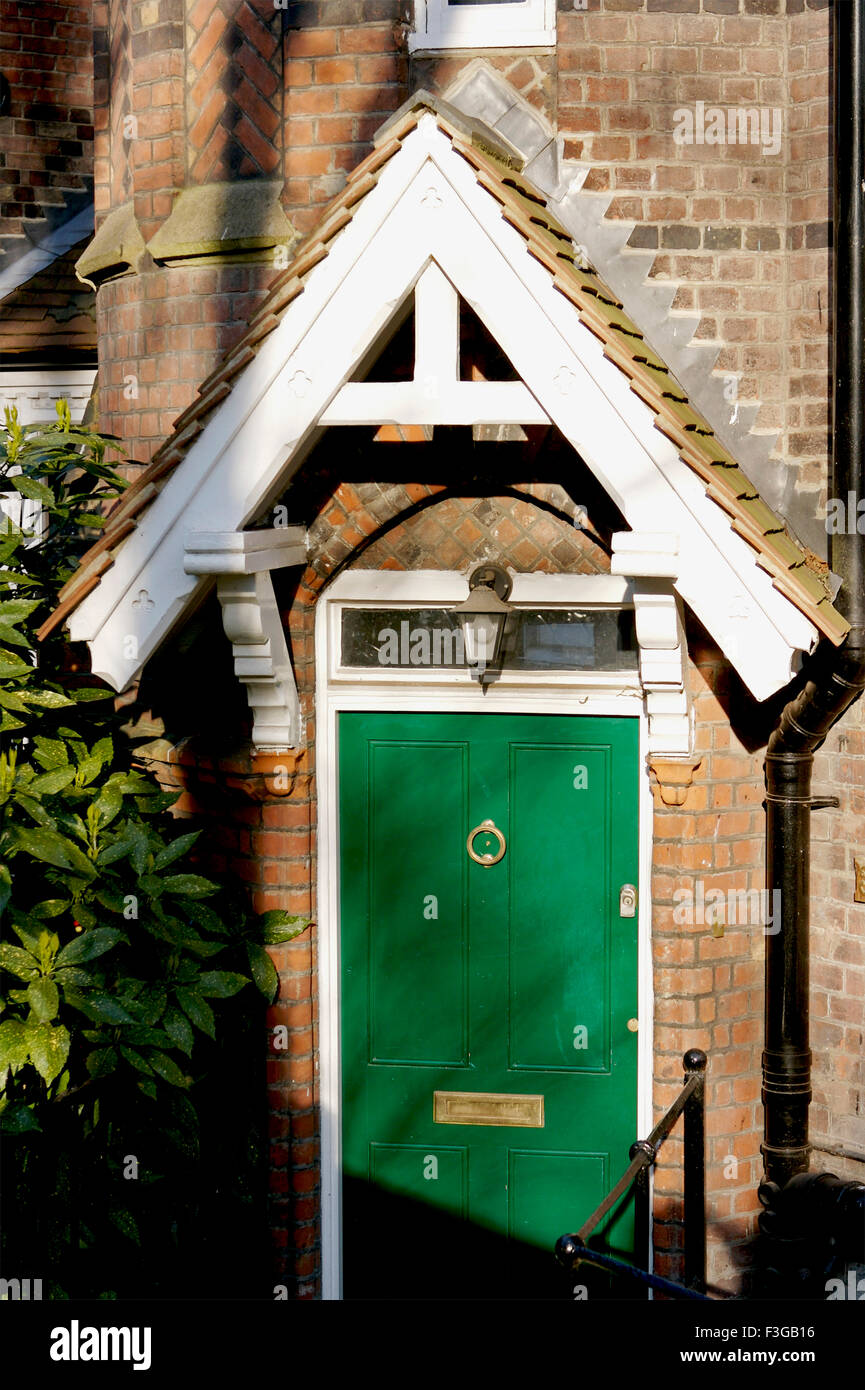 Porte d'une maison verte ; Londres Royaume-Uni Royaume-Uni Angleterre Banque D'Images