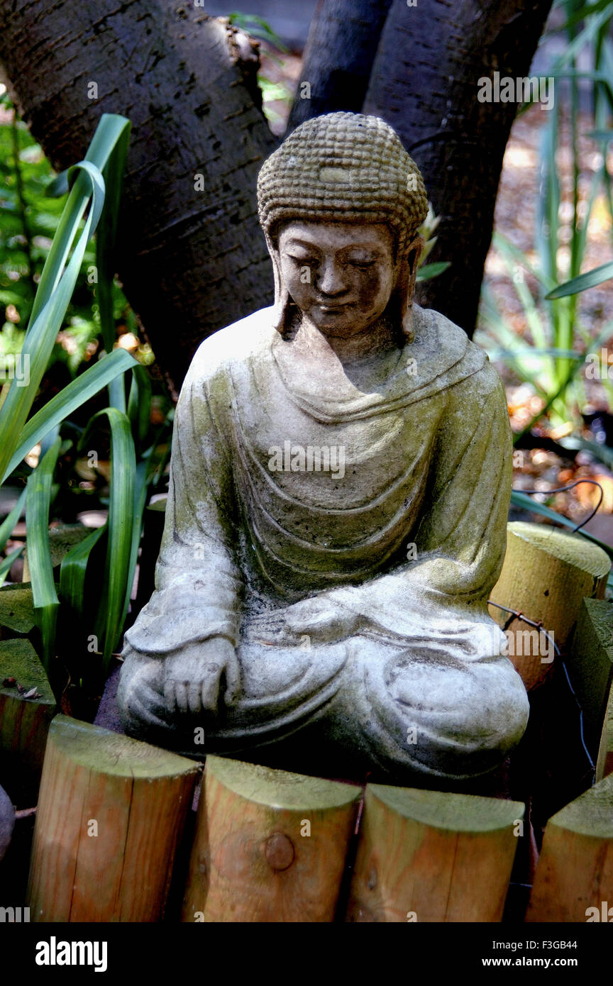 Gautam Buddha statue en banlieue de Londres ; UK Royaume-Uni Angleterre Banque D'Images