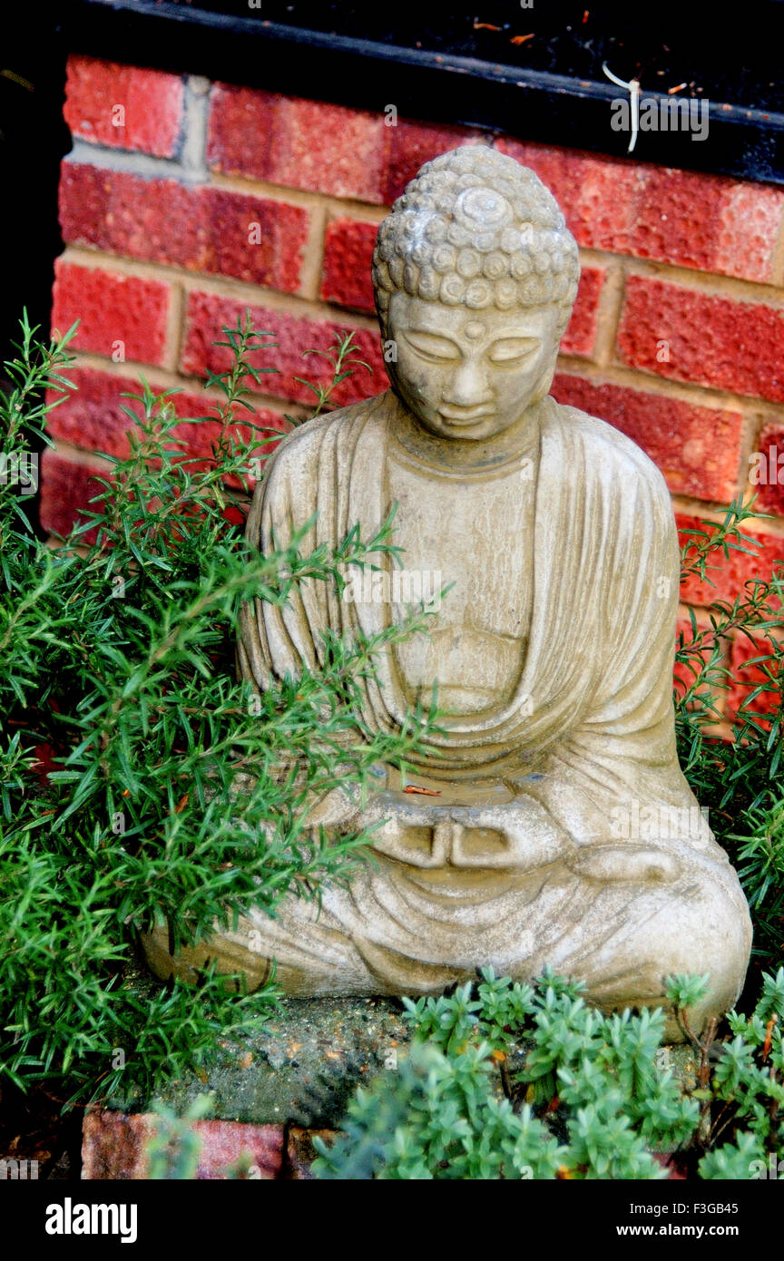 Gautam Buddha statue en banlieue de Londres, UK Royaume-Uni Angleterre Banque D'Images