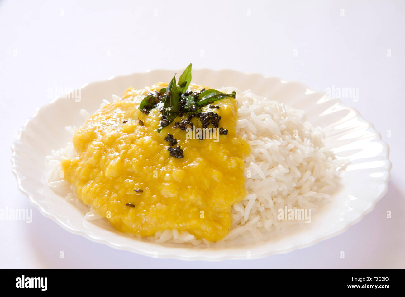 La cuisine indienne faire bouillir le riz basmati en bhath chaval oryza sativa et fry ou moong dal tadka haricots mungo Phaseolus aureus ; Inde Banque D'Images