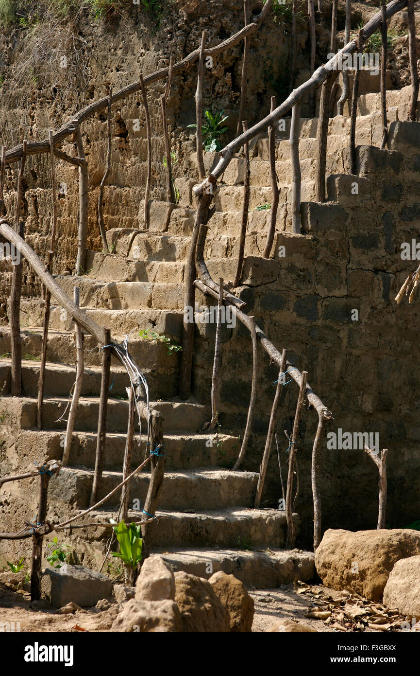 Carrière de pierres jetées à étapes à Madhavpur Ghed Porbandar ; ; ; l'Inde Gujarat Banque D'Images