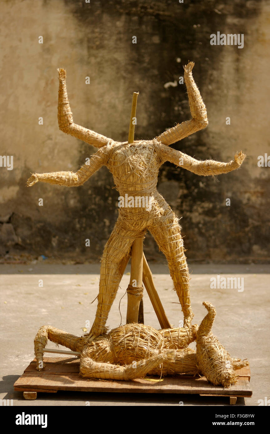 Faites de paille sculpture Déesse Durga Durga Pooja célébration ; ; ; Inde Gujarat Rajkot Banque D'Images