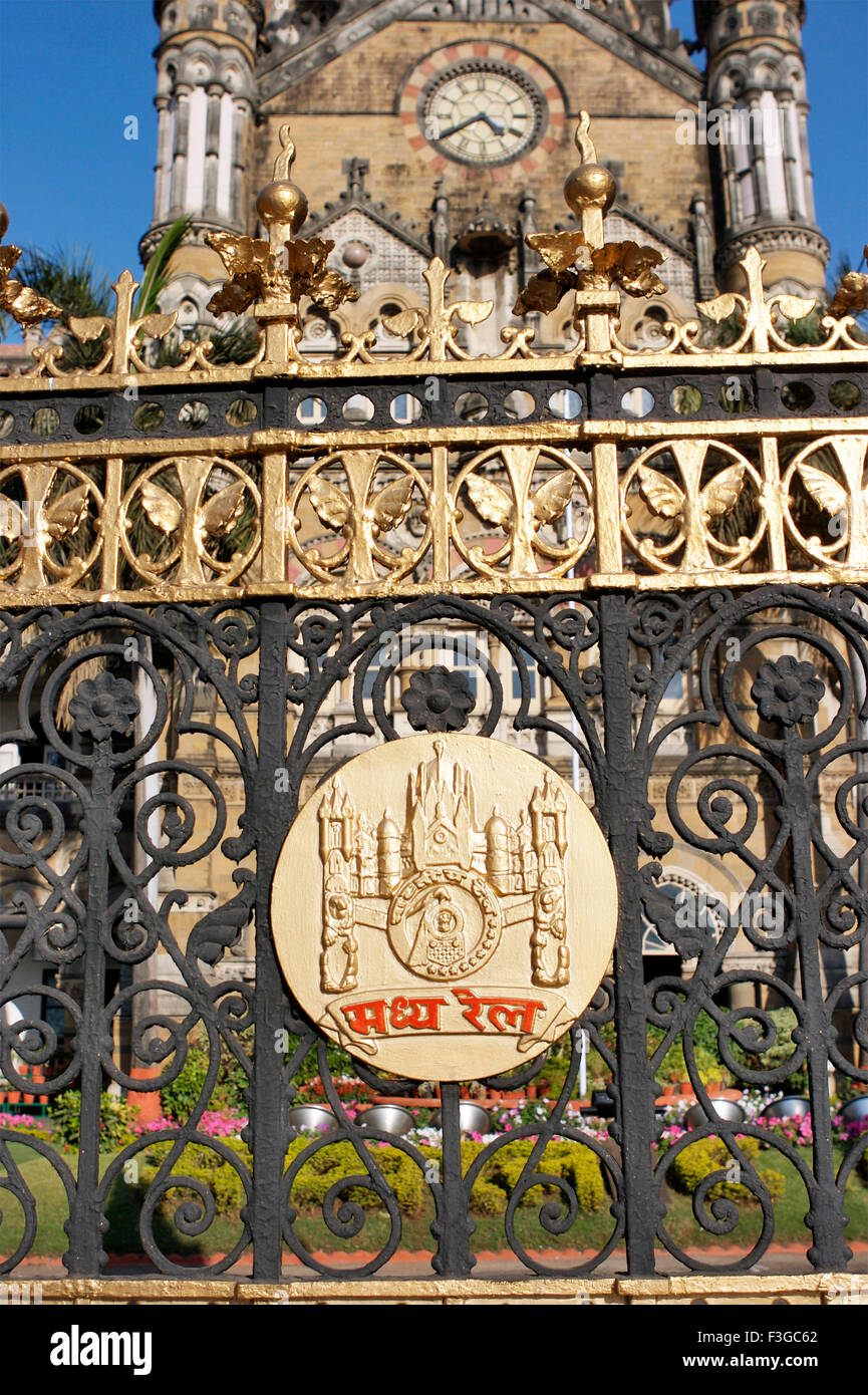 Porte de fer peint en noir et or de Chatrapati Shivaji terminus chef de quart de central railway ; Mumbai Maharashtra Banque D'Images