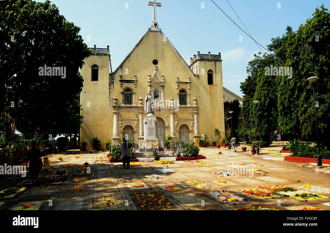 Toutes les âmes jour tombes décorées de fleurs bougies cérémonie Andrews Church Bombay Mumbai Maharashtra Banque D'Images