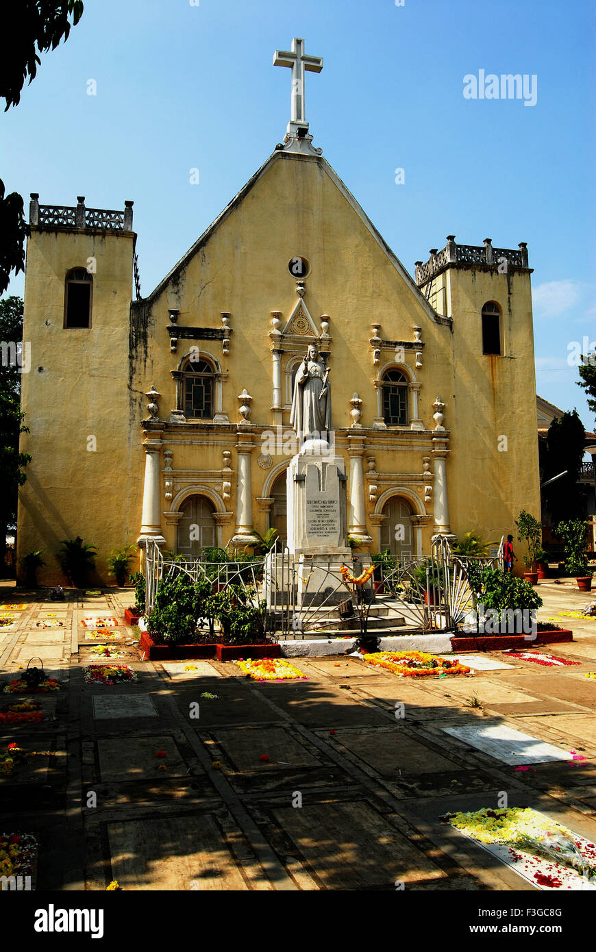 Toutes les âmes jour tombes décorées de fleurs bougies cérémonie Andrews church ; Bombay Mumbai Maharashtra Banque D'Images