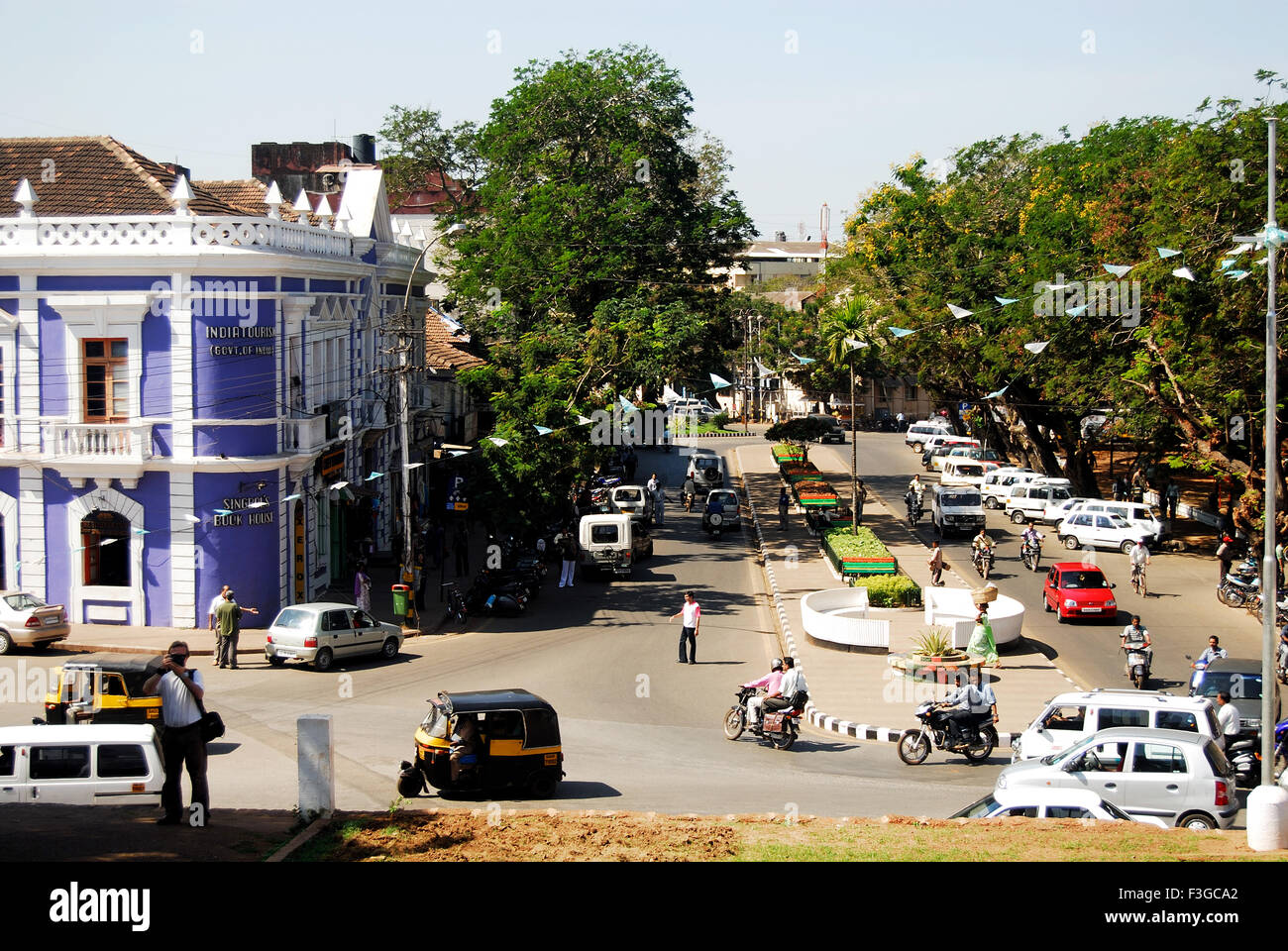 Route très fréquentée et l'église de Dame immaculé ; ; ; Inde Goa Panaji Banque D'Images Route très fréquentée et l'église de Dame immaculé ; ; ; Inde Goa Panaji Banque D'Images