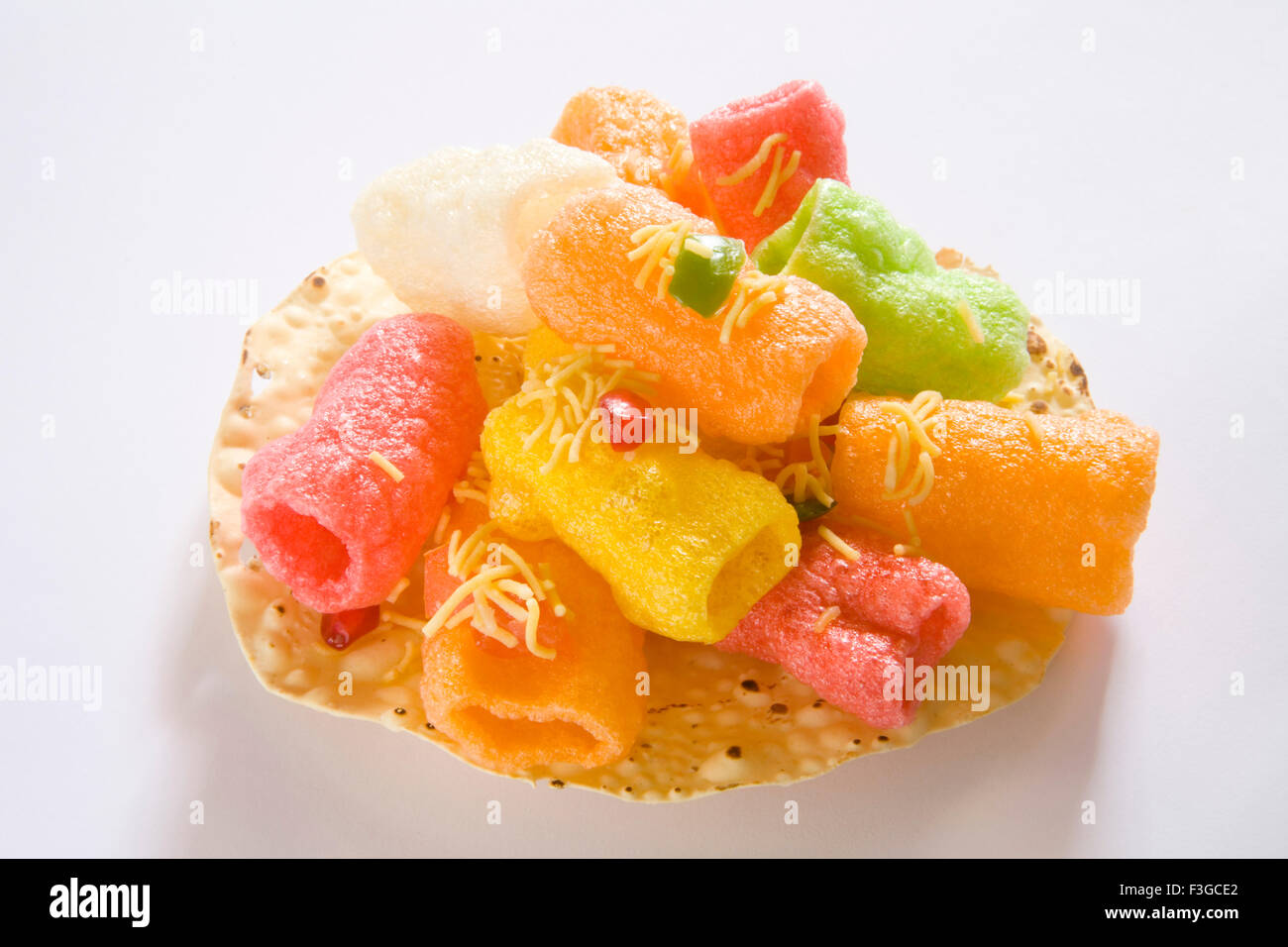 La nourriture indienne Papad Poppadoms les formes rondes sont faites avec la couleur du riz farines servi rôtis ou frits dans l'huile ; Starter Banque D'Images