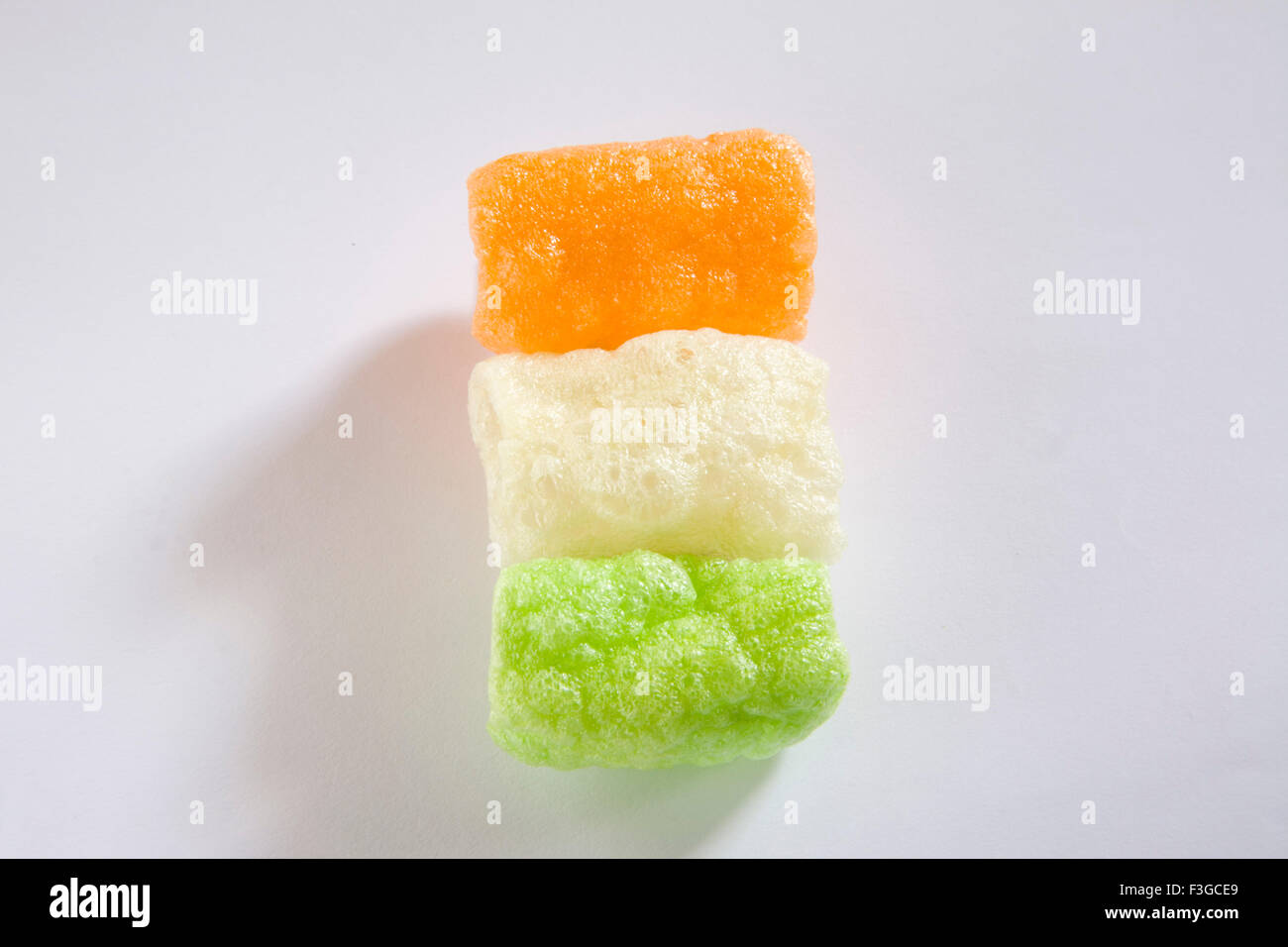 La nourriture indienne Papad Poppadoms les formes rondes sont faites avec la couleur du riz farines servi rôtis ou frits dans l'huile ; Starter Banque D'Images