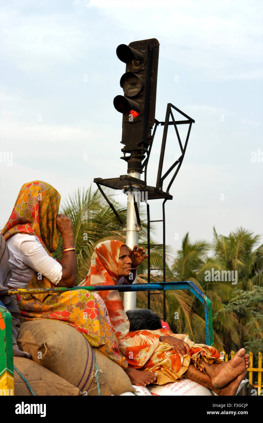 Deux dames assis sur champ de blé ; ; ; Gujarat India Jamnagar Banque D'Images
