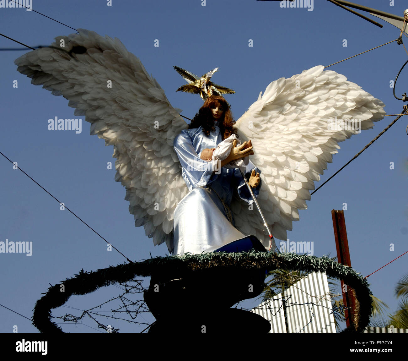 Statue de mère se marier comme ange avec enfant Jésus dans ses bras ; bazar ; Bandra maintenant Bombay Mumbai Maharashtra ; Inde ; Banque D'Images