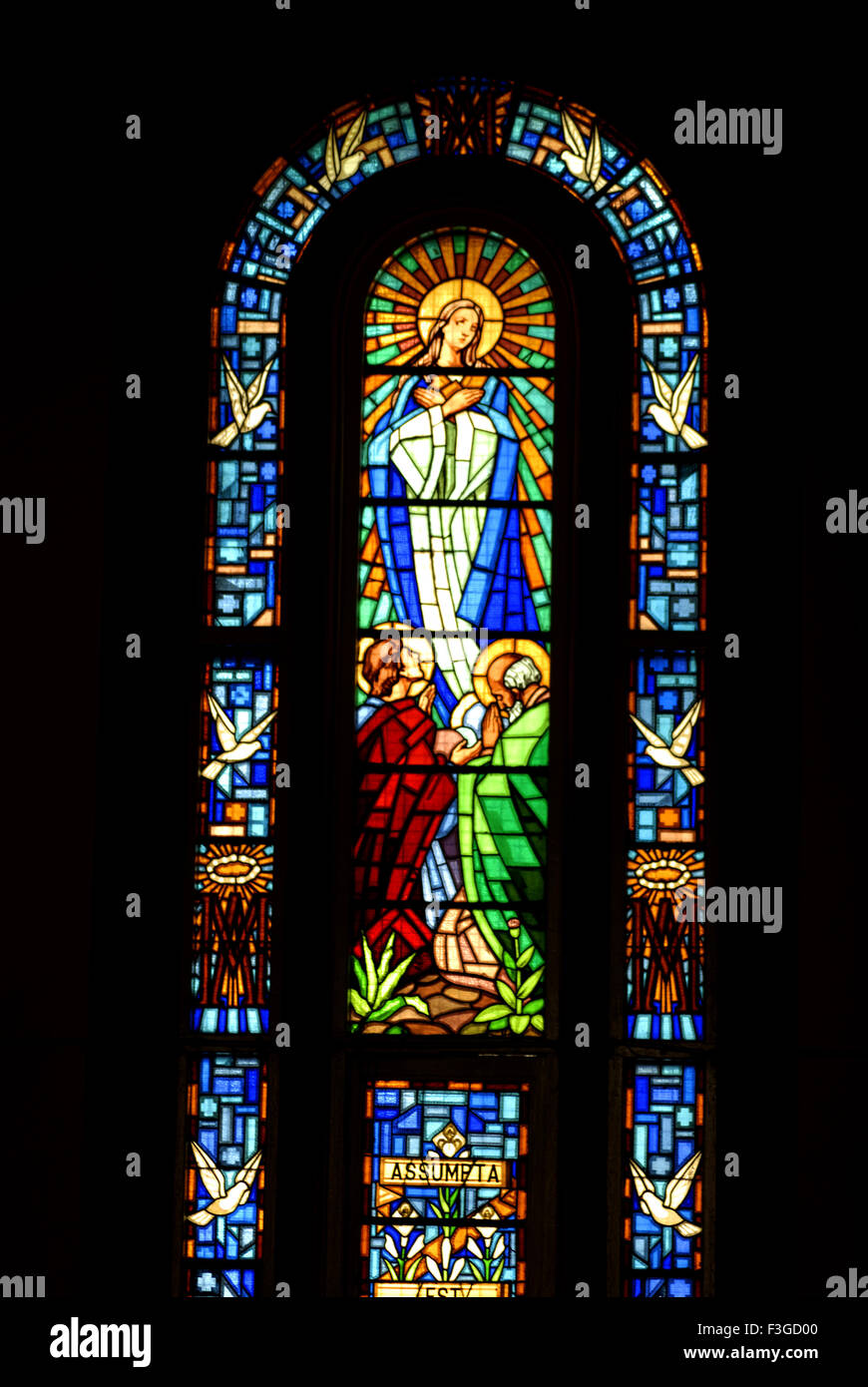 Hypothèse de se marier dans le ciel sur le vitrail dans la basilique de Bénédicte de cross Banque D'Images
