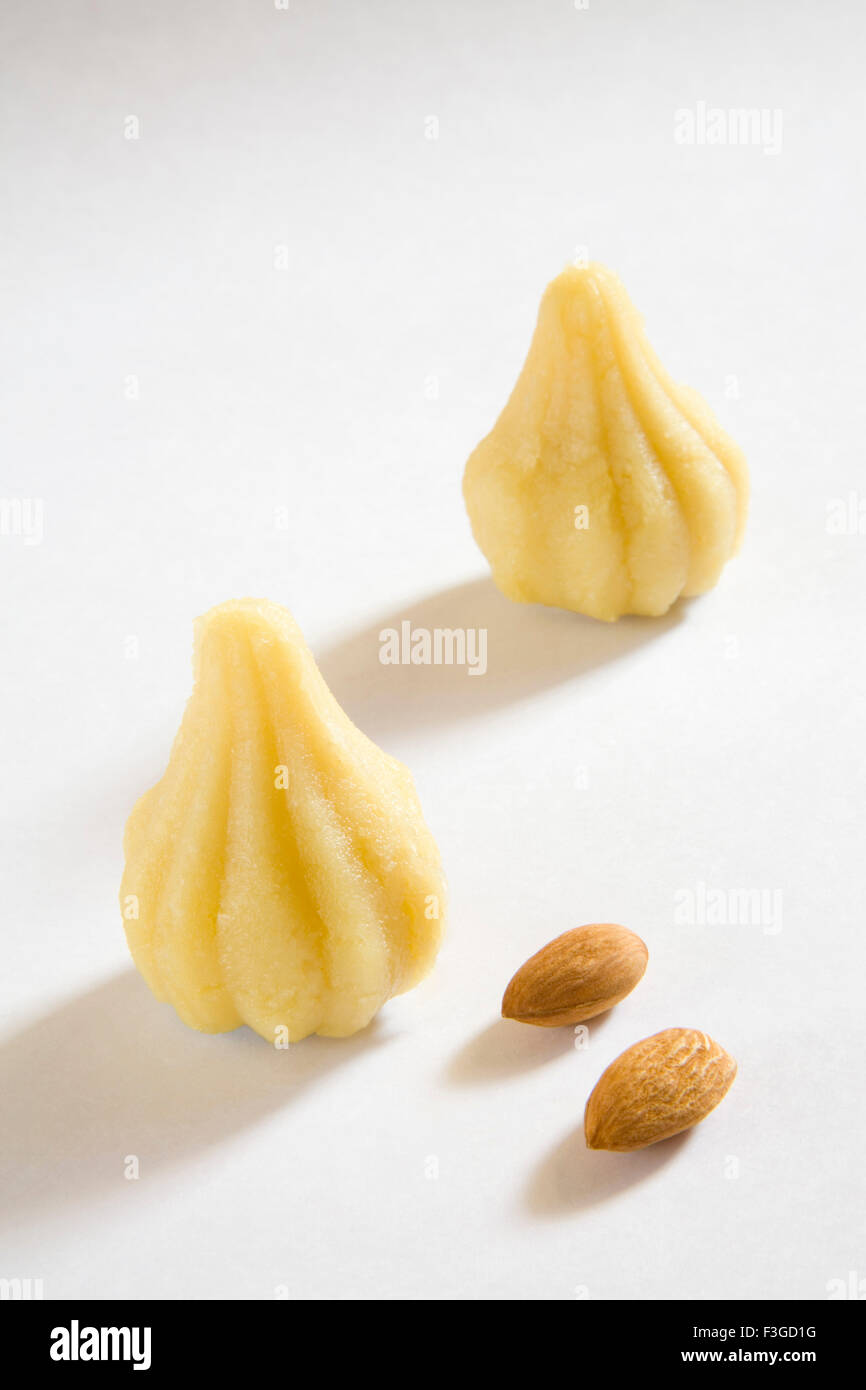 La nourriture indienne ; ka badam modak fruits secs Amandes gâteau bonbon balle de forme ronde Banque D'Images