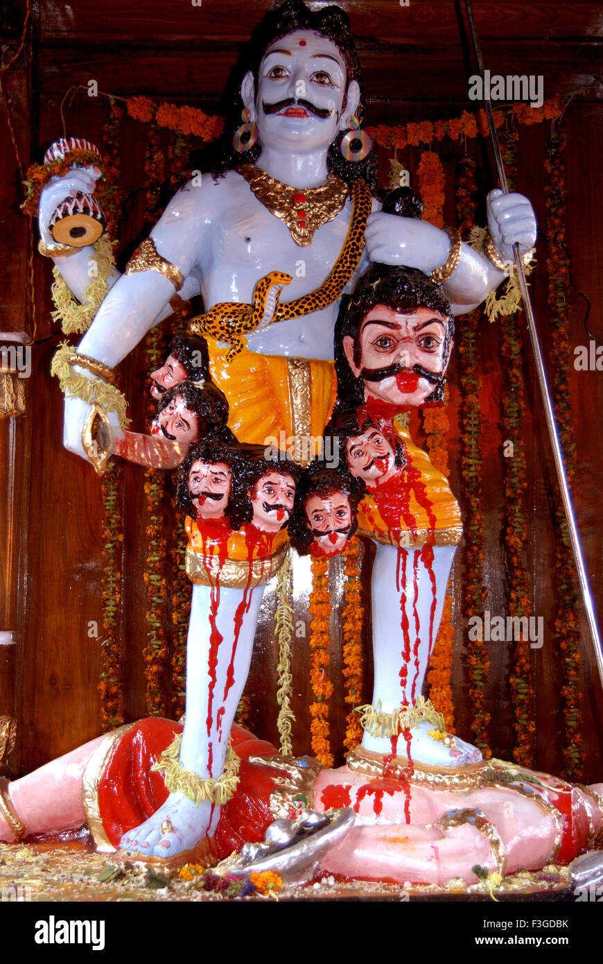 Lord Shiva temple statue en démon tué Banque D'Images