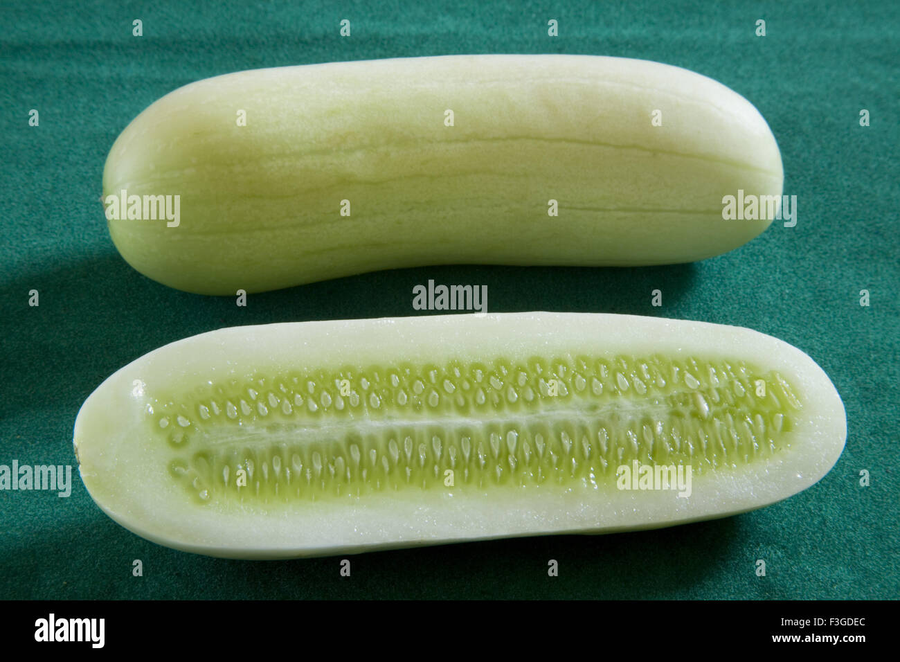 L'un et le demi-concombre légumes verts coupés Kakdi sur fond vert Banque D'Images