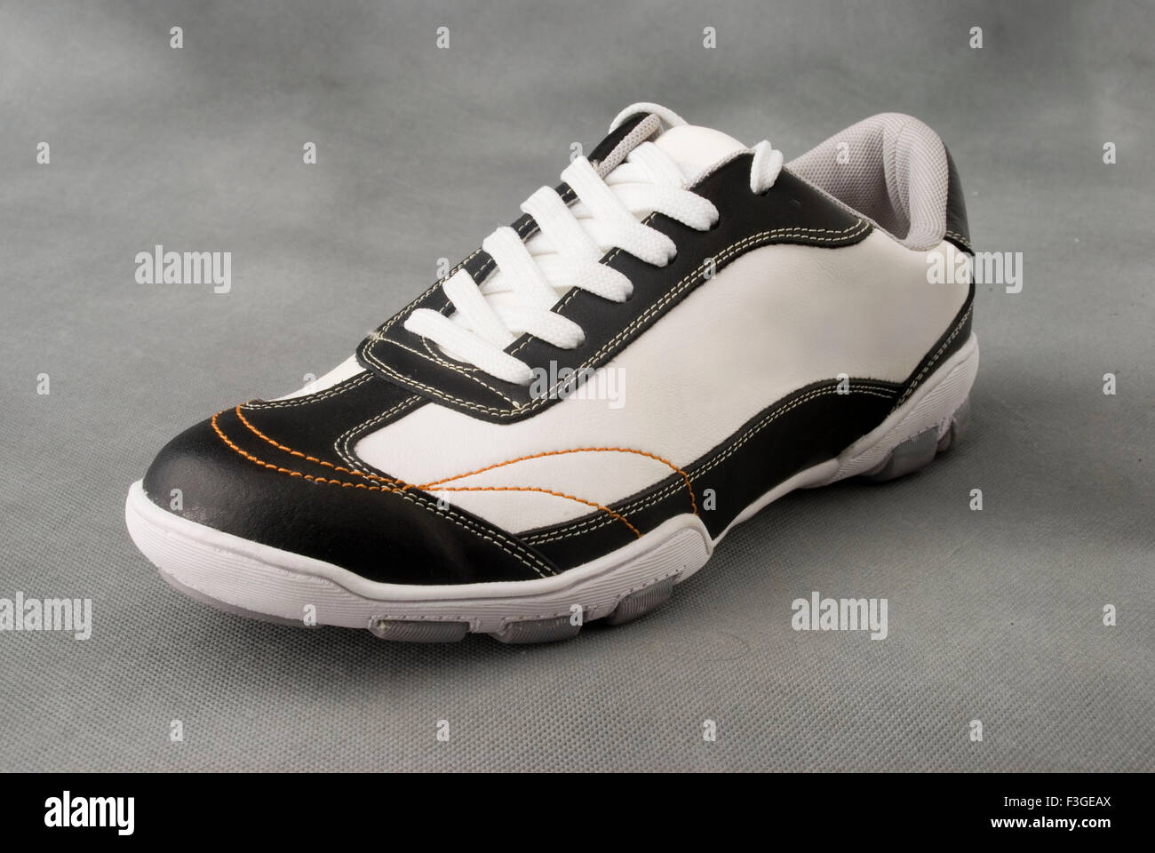 Dentelle noir et blanc sur fond gris chaussures de sport M. Banque D'Images