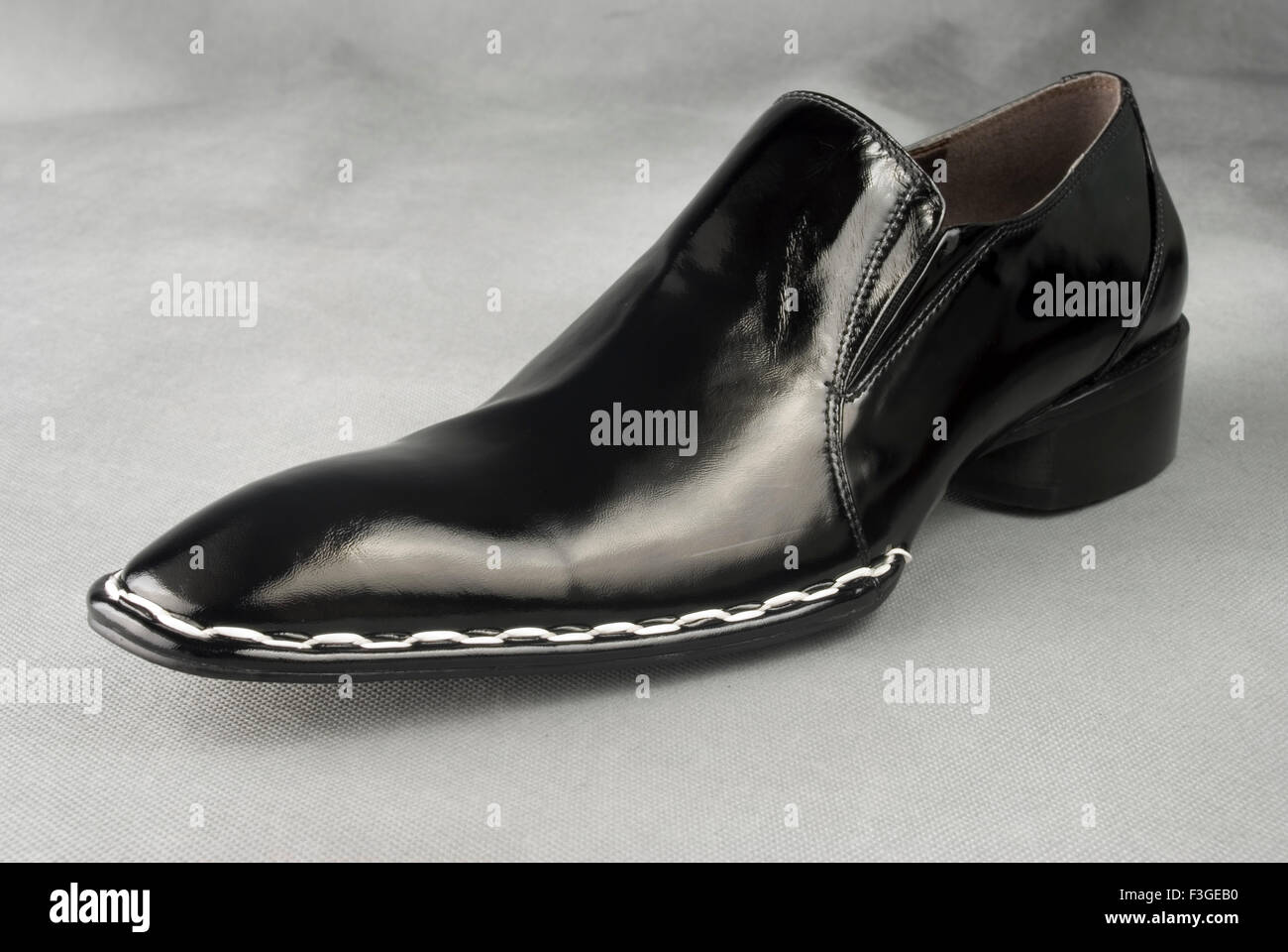 Chaussure en cuir noir sur fond gris MR Banque D'Images