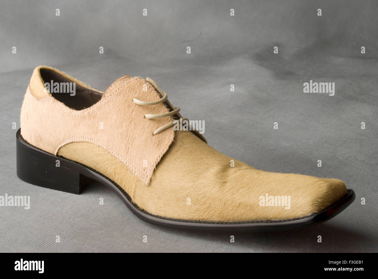 Chaussure en cuir de couleur de peau sur fond gris MR Banque D'Images