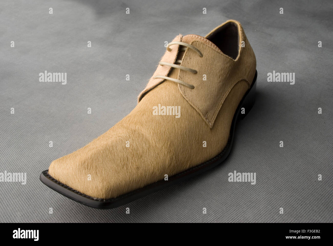 Chaussures en cuir de couleur de peau sur fond gris MR Banque D'Images