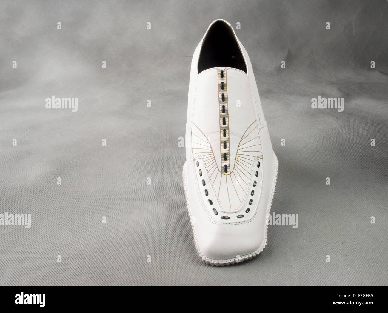 Chaussures en cuir blanc sur fond gris MR Banque D'Images