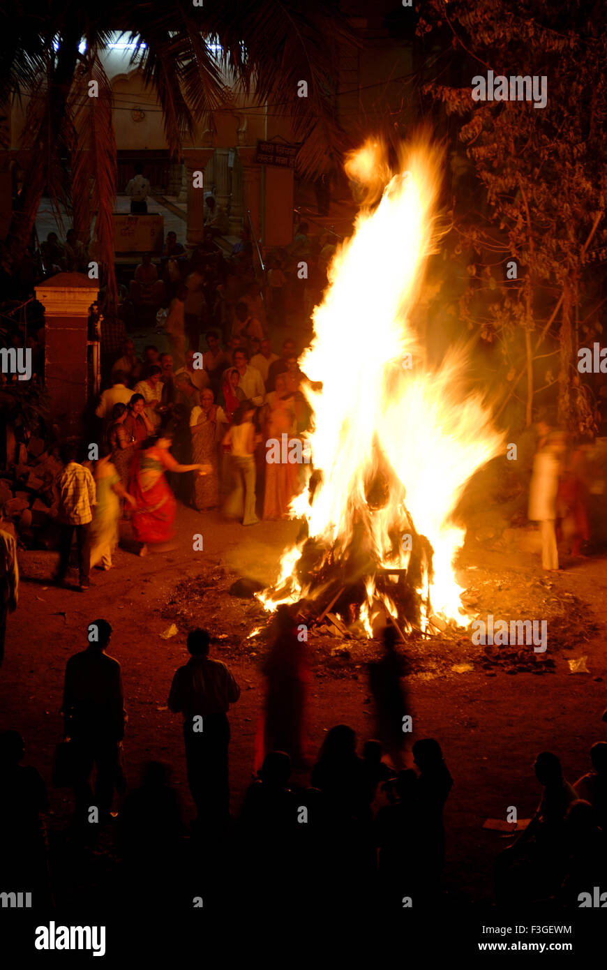 Festival Holi feu de bois ; avec un bâton et de l'herbe sèche ; Bombay Mumbai Maharashtra ; Inde ; Banque D'Images